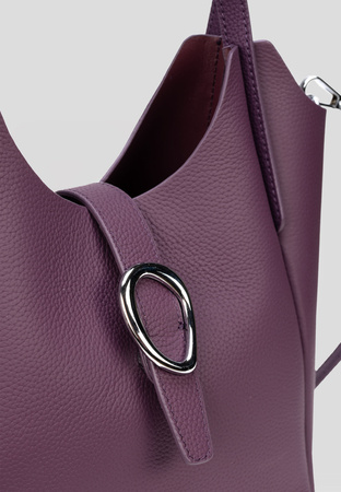 Torebka w kolorze śliwkowym z ozdobnym zapięciem