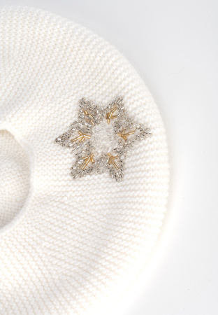 Ecru beret z koralikami