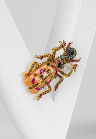 Broszka skarabeusz z kolorowymi cyrkoniami