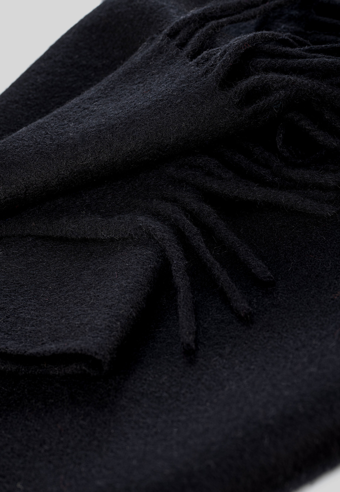 Czarny wełniany szal