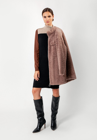 Sukienka z dzianiny z golfem i brązowym lampasem