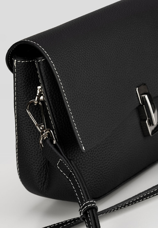 Czarna torebka z białymi przeszyciami