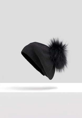 Czarny beret z pomponem