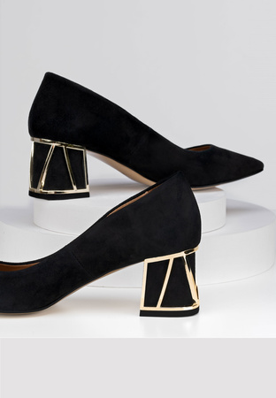 Czarne zamszowe czółenka z ozdobnym obcasem