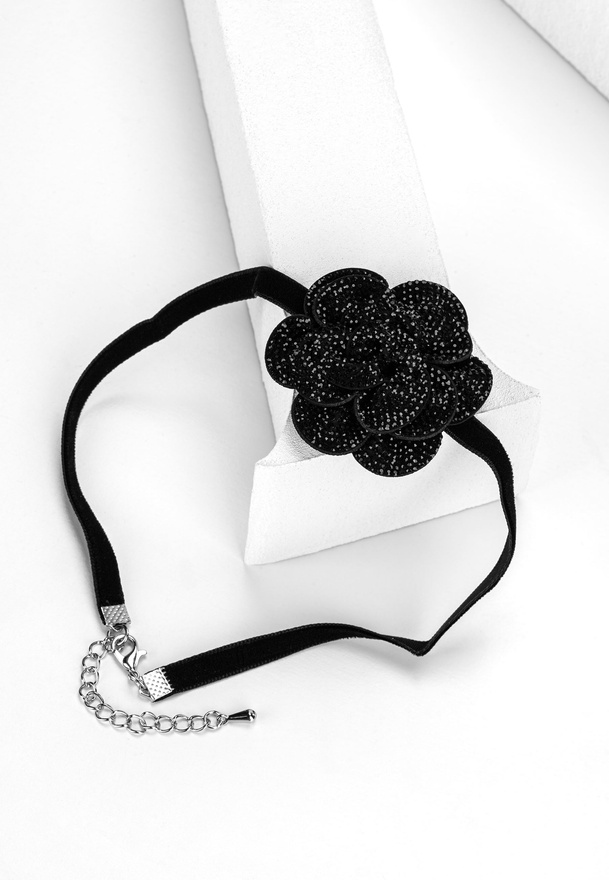 Czarny choker z kwiatem