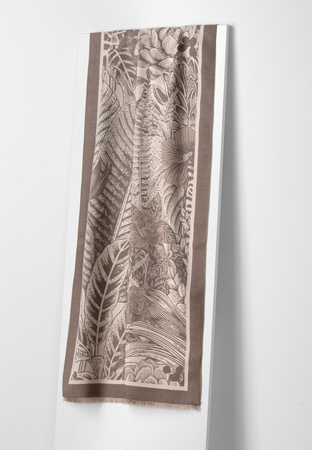 Beżowy szal w oryginalny wzór