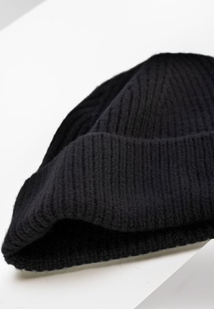 Czarna wełniana czapka