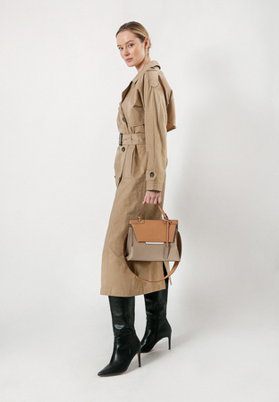 Długi beżowy trencz