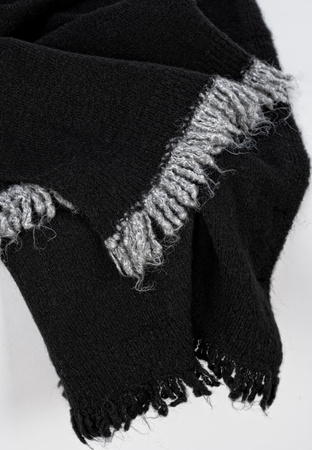 Czarny szal z wełną