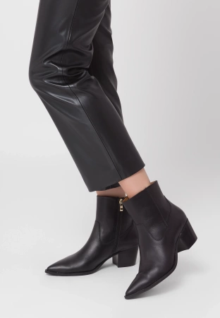 Czarne skórzane botki