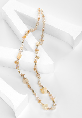 Długi naszyjnik z koralików