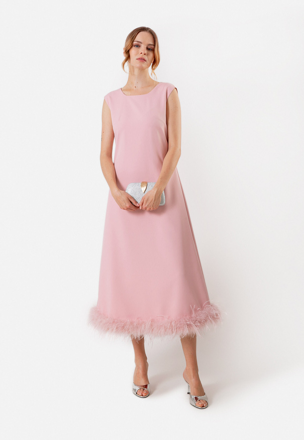Różowa sukienka z piórami
