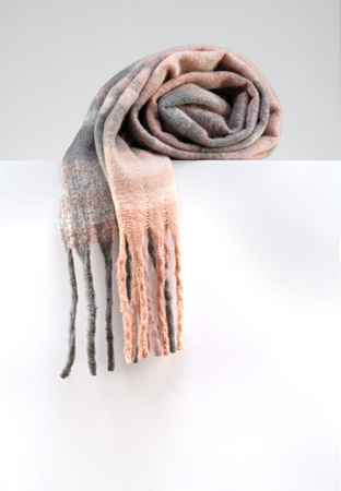 Jasnoróżowy szal w kratę z frędzlami