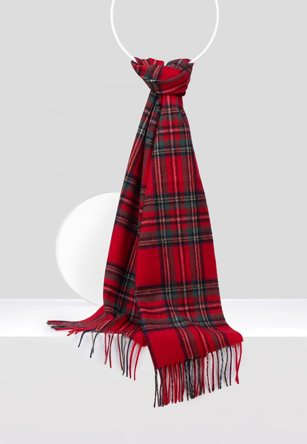 Wełniany szal w czerwoną kratę