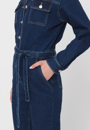 Granatowy jeansowy kombinezon wiązany w pasie