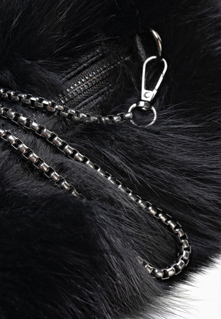 Czarna torebka mufka z naturalnego futra