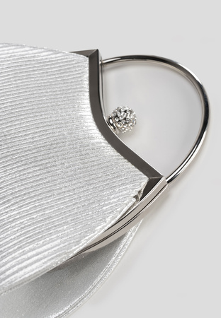 Elegancka torebka w srebrnym kolorze