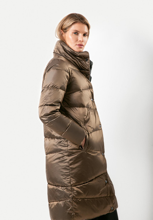 Brązowa puchowa kurtka z wysokim kołnierzem
