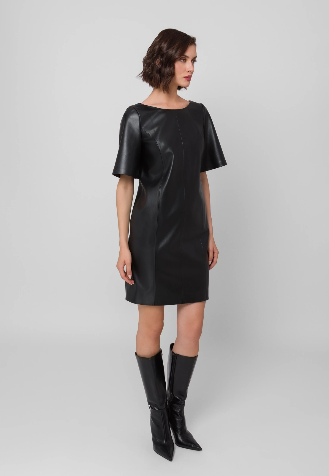 Sukienka z ekoskóry z bufiastymi rękawami