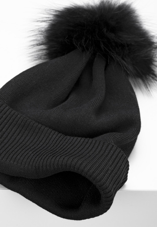 Czarna czapka z wełną z odpinanym pomponem