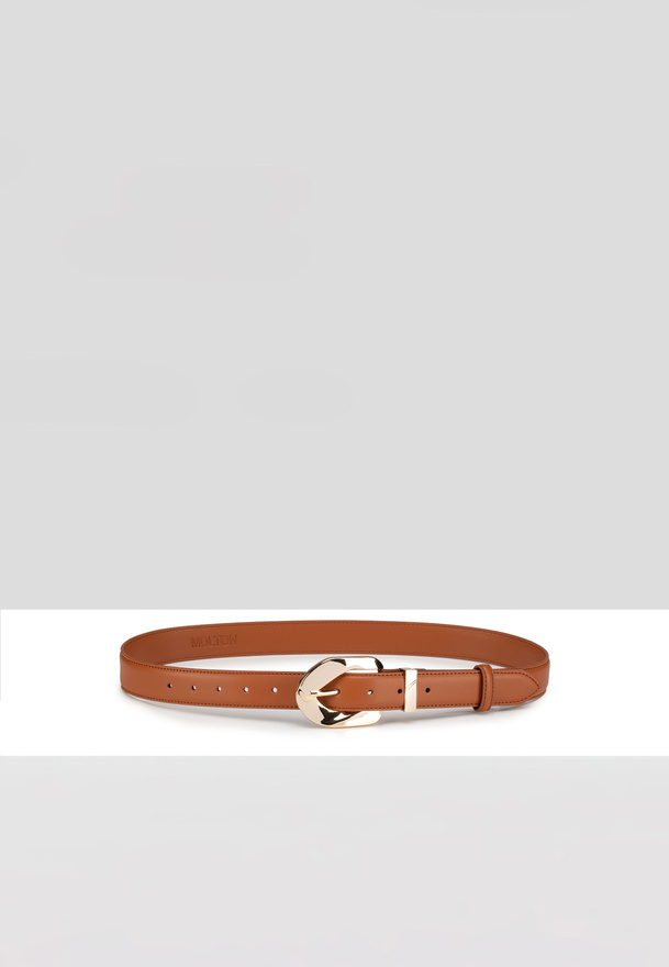 Camelowy skórzany pasek ze złotą klamrą