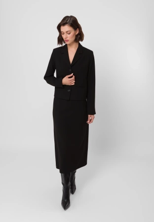 Krótki czarny żakiet z klasycznym kołnierzem