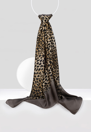 Brązowy szal w panterkowy wzór