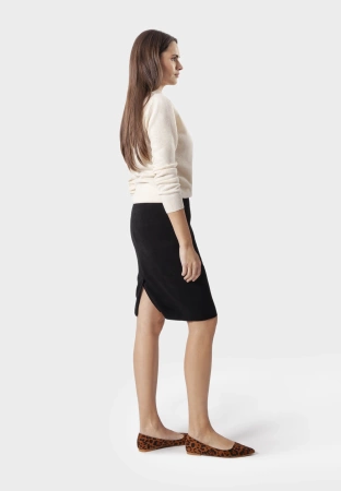 Czarna spódnica z charakterystyczną fakturą