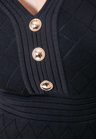 Czarna sukienka ze złotymi guzikami i tłoczeniem w romby