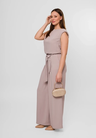 Kombinezon w kolorze beżowym z wiązaniem w pasie