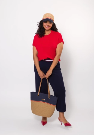 Beżowa czapka z granatowym daszkiem