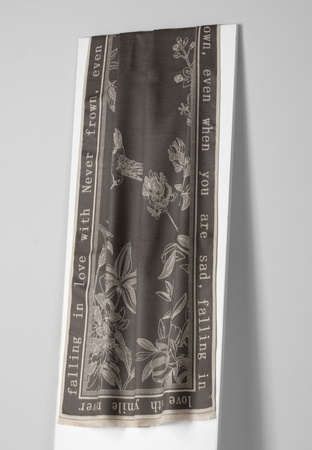 Beżowo-szary szal z napisami