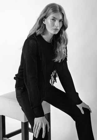 Czarny sweter z frędzlami i ażurowymi rękawami