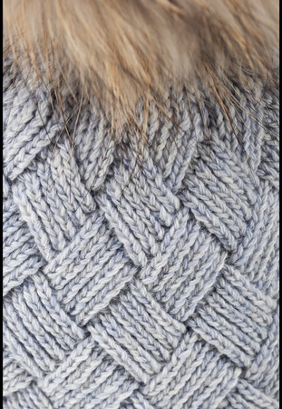 Szara czapka z wzorem