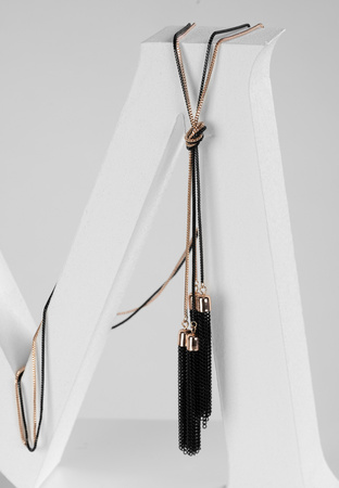 Naszyjnik wykończony chwostami z łańcuszków