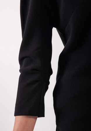 Czarna sukienka z marszczeniem na rękawach