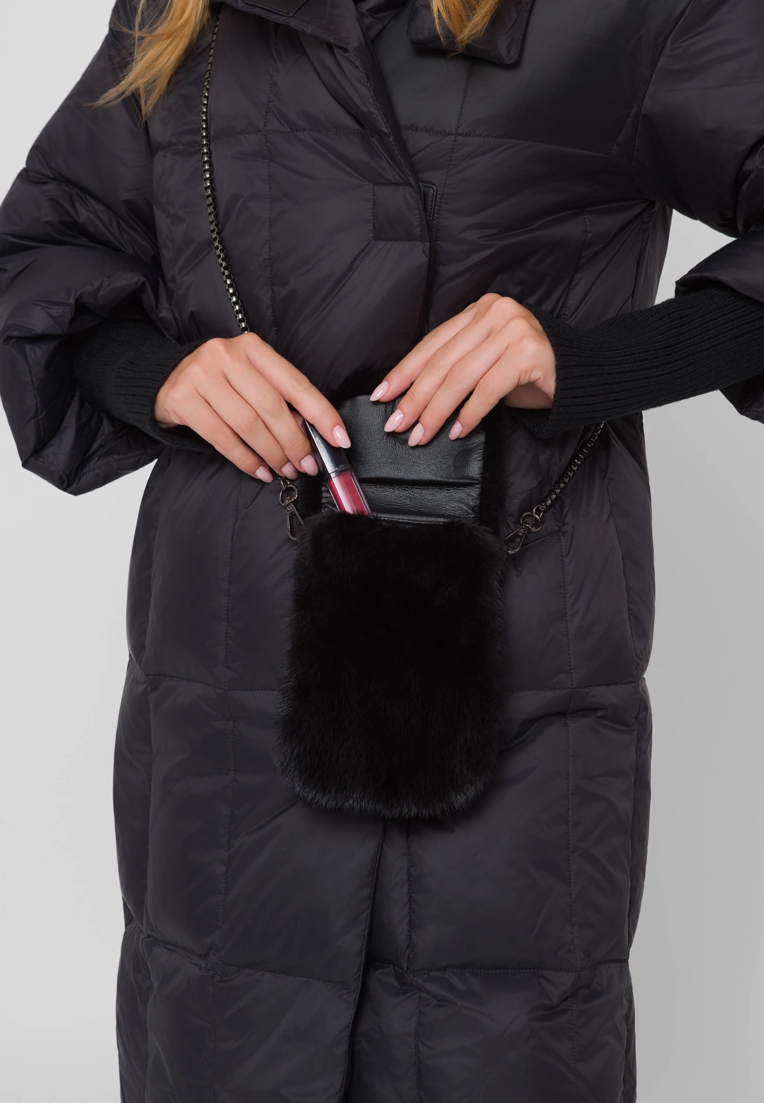 Czarna torebka etui z naturalnego futra