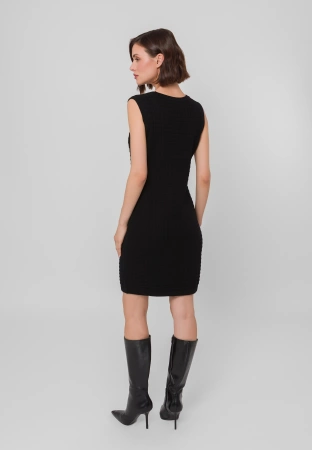 Dzianinowa sukienka bez rękawów z charakterystyczną fakturą