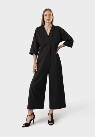 Czarny kombinezon z asymetrycznym przodem o luźnej formie
