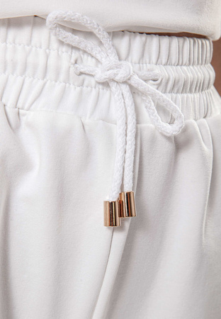 Białe dzianinowe szorty