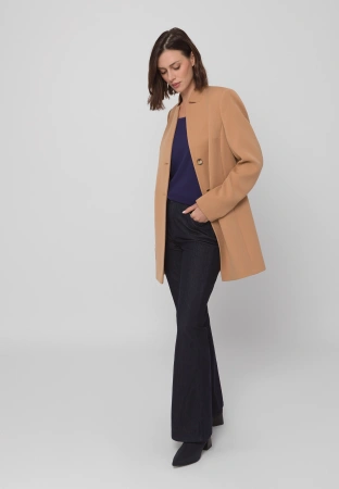 Krótki camelowy płaszcz z wiskozą