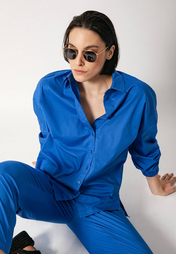 Niebieska popelinowa koszula z marszczeniem na plecach