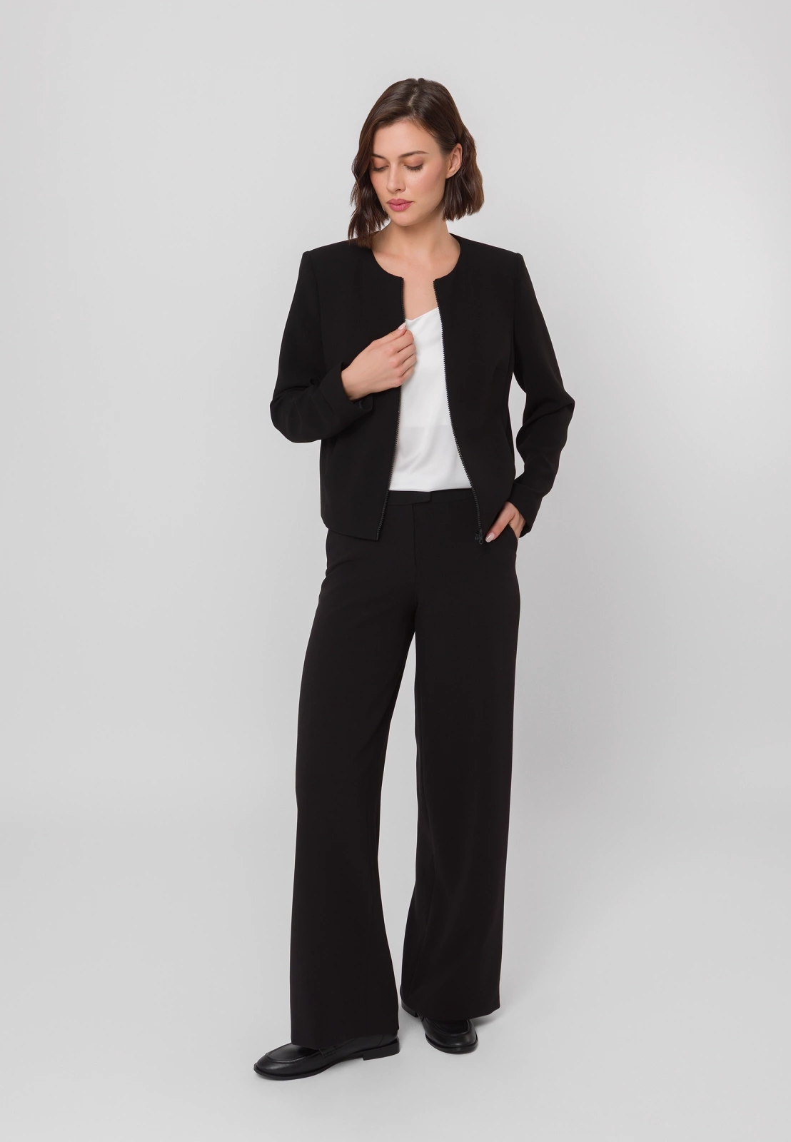 Krótki żakiet zapinany na suwak