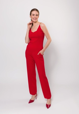 Czerwony top z biżuteryjnymi ramiączkami