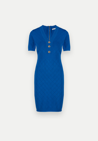 Kobaltowa sukienka ze złotymi guzikami i tłoczeniem w romby