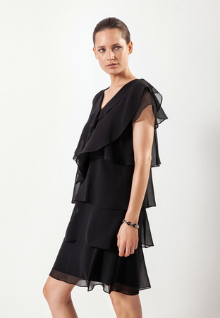Czarna zwiewna sukienka z falbanami