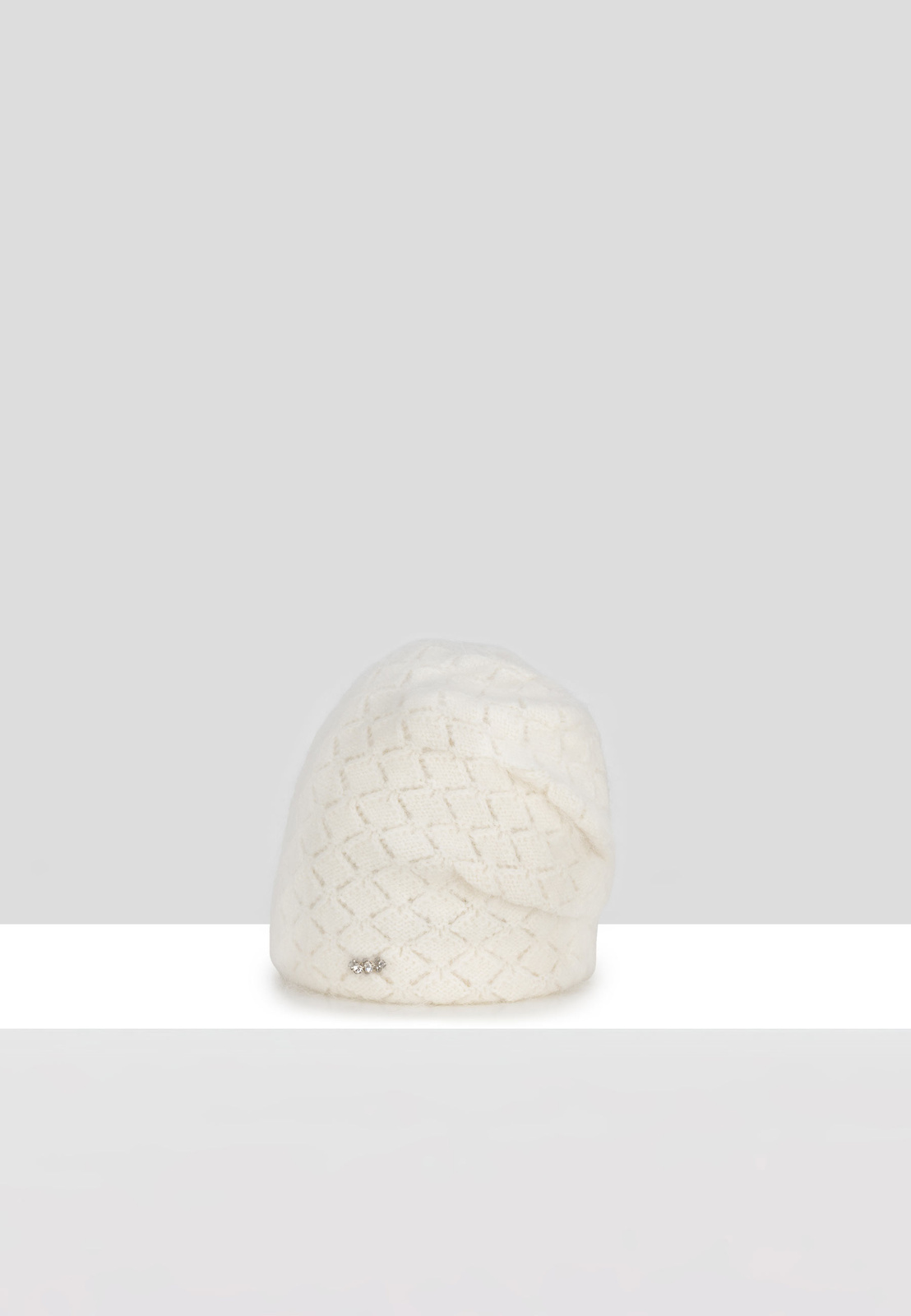 Ecru czapka w romby z naturalnym włosiem