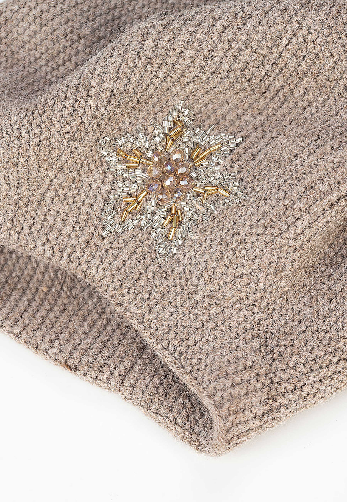 Beżowy beret z koralikami