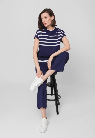 Granatowa dzianina w pasy