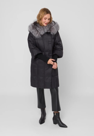 Puchowa kurtka z naturalnym kołnierzem